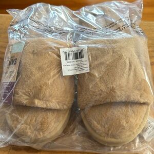 Women’s slippers NWT